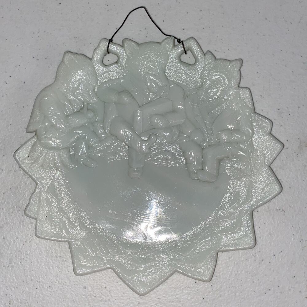 Antique Westmoreland White Milk‎ Glass Three Roosevelt Bears Hanging Plate 7”